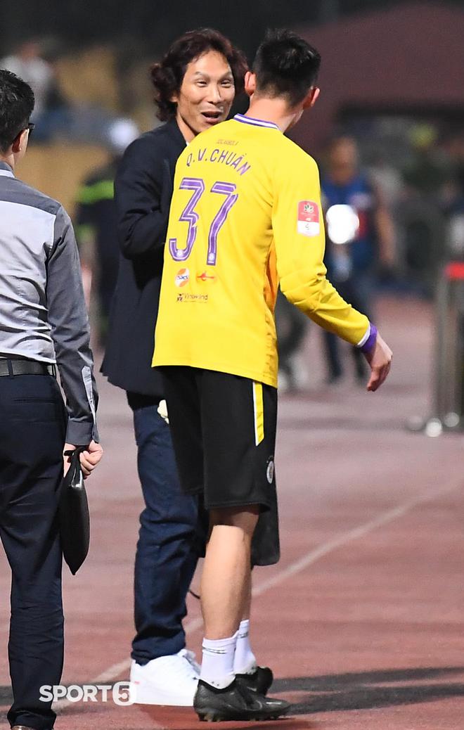 Duy Mạnh &ocirc;m con đến cổ vũ H&agrave; Nội FC, HLV Gong Oh-kyun đ&ugrave;a vui c&ugrave;ng Quan Văn Chuẩn - Ảnh 11.