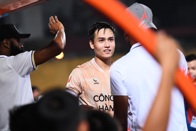Duy Mạnh ôm con đến cổ vũ Hà Nội FC, HLV Gong Oh-kyun đùa vui cùng Quan Văn Chuẩn - Ảnh 9.