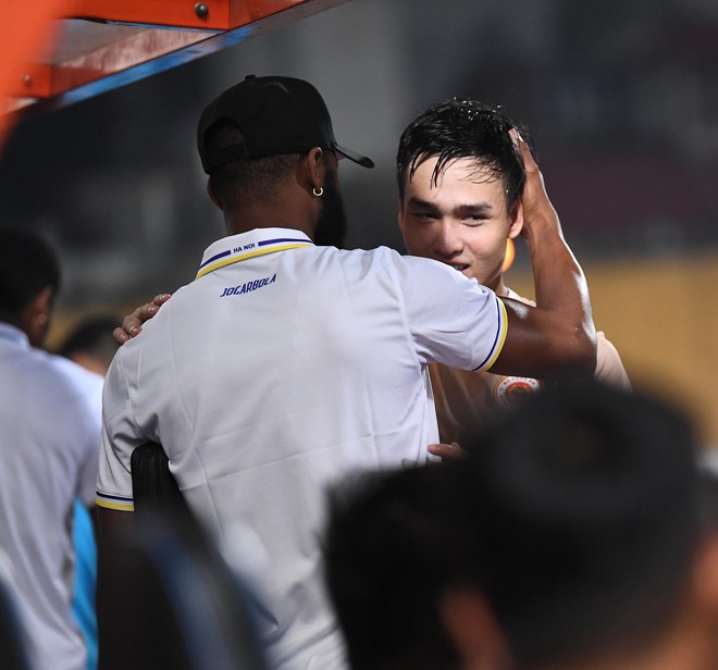 Duy Mạnh ôm con đến cổ vũ Hà Nội FC, HLV Gong Oh-kyun đùa vui cùng Quan Văn Chuẩn - Ảnh 8.