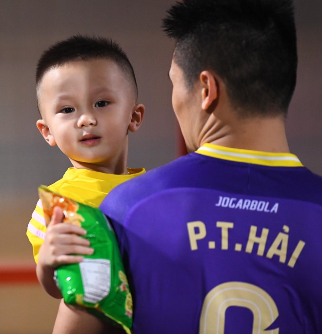 Duy Mạnh &ocirc;m con đến cổ vũ H&agrave; Nội FC, HLV Gong Oh-kyun đ&ugrave;a vui c&ugrave;ng Quan Văn Chuẩn - Ảnh 6.