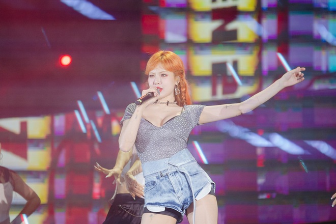 Xứng danh biểu tượng sexy: HyunA nóng bỏng trong đêm diễn tại TP.HCM, liên tục cúi chào tặng fan Việt loạt hit bùng nổ! - Ảnh 1.