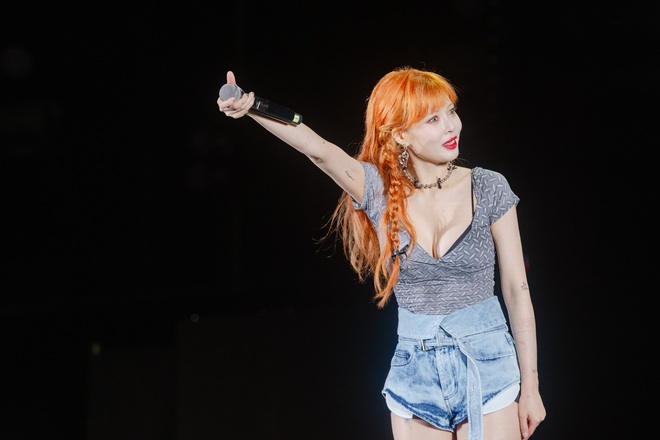 Xứng danh biểu tượng sexy: HyunA nóng bỏng trong đêm diễn tại TP.HCM, liên tục cúi chào tặng fan Việt loạt hit bùng nổ! - Ảnh 2.