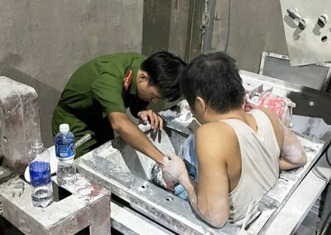 Cứu người đ&agrave;n &ocirc;ng ở Đồng Nai bị kẹt v&agrave;o ch&acirc;n v&agrave;o m&aacute;y trộn bột xi măng - Ảnh 1.