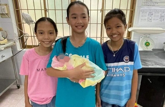 Ba học sinh “nhặt được” bé gái 2 ngày tuổi - Ảnh 1.