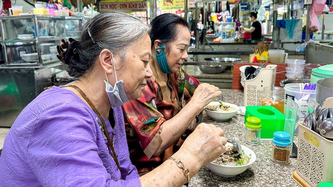 Bên trong khu chợ trăm tuổi của Hà Nội được đưa xuống lòng đất - Ảnh 10.