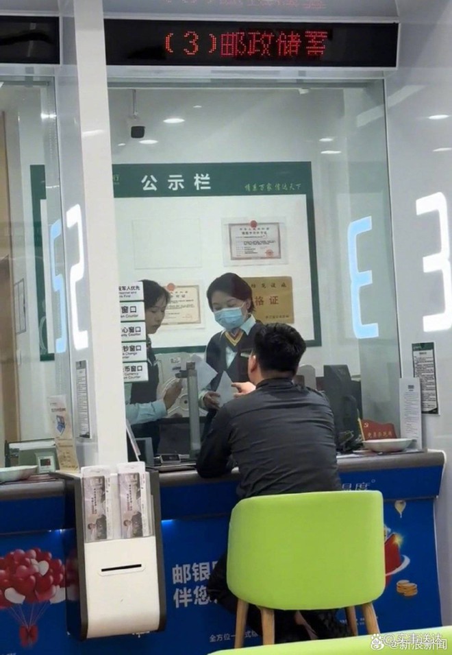 Ra quầy r&uacute;t 2 triệu đồng bị ng&acirc;n h&agrave;ng đ&ograve;i ph&iacute; thủ tục hơn 2,6 triệu, người đ&agrave;n &ocirc;ng chưng hửng: &ldquo;Th&agrave; kh&ocirc;ng r&uacute;t c&ograve;n hơn&rdquo; - Ảnh 3.