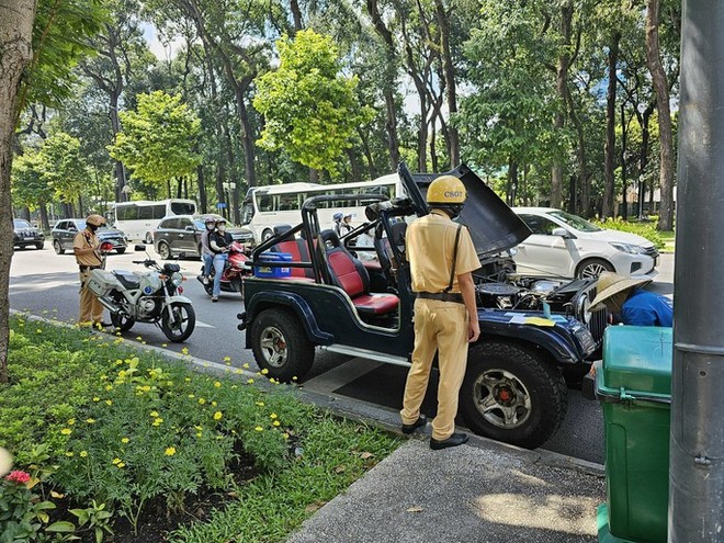 Phát hiện bất ngờ từ xe jeep chở khách ở trung tâm TPHCM - Ảnh 2.