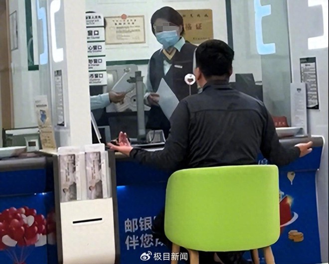 Ra quầy r&uacute;t 2 triệu đồng bị ng&acirc;n h&agrave;ng đ&ograve;i ph&iacute; thủ tục hơn 2,6 triệu, người đ&agrave;n &ocirc;ng chưng hửng: &ldquo;Th&agrave; kh&ocirc;ng r&uacute;t c&ograve;n hơn&rdquo; - Ảnh 2.