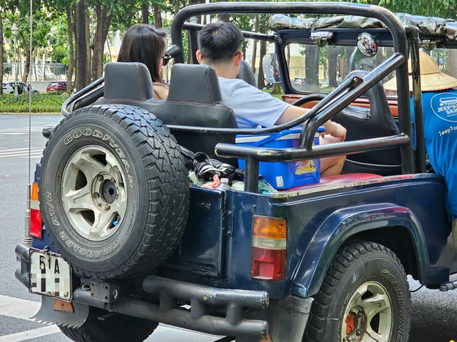 Phát hiện bất ngờ từ xe jeep chở khách ở trung tâm TPHCM - Ảnh 1.