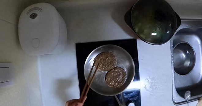 Tiết kiệm hơn 1,8 tỷ sau 4 năm: Tan l&agrave;m đi bộ 2 tiếng về nh&agrave;, xin đồ ăn thừa từ c&ocirc;ng ty - Ảnh 2.