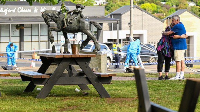 &Ocirc; t&ocirc; lao v&agrave;o đ&aacute;m đ&ocirc;ng ở &Uacute;c, 5 người thiệt mạng oan uổng - Ảnh 1.