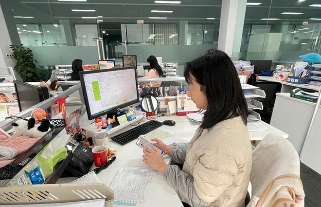 Công ty Trung Quốc phạt tiền, cấm nhân viên nhắn tin khi làm việc - Ảnh 1.