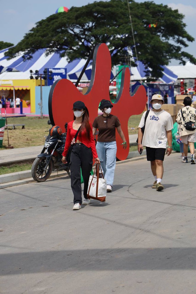 Sao Hàn - Việt xử lý sự cố thế nào tại GENfest: MONO giao lưu khéo léo, Lee Hyori dặn fan “đừng trách ai nhé” đầy chuyên nghiệp - Ảnh 12.