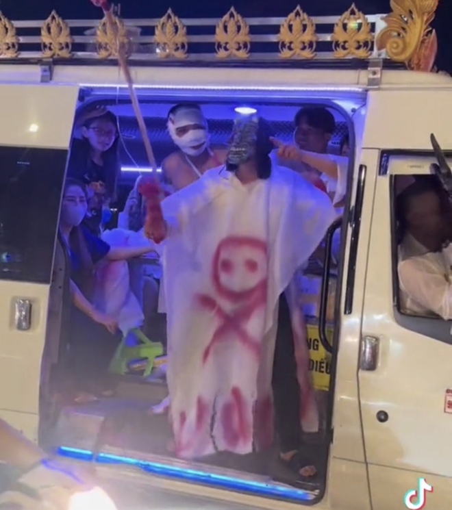 TPHCM: Phạt 8 người hoá trang ma quỷ trên xe tang diễu phố đêm Halloween - Ảnh 1.