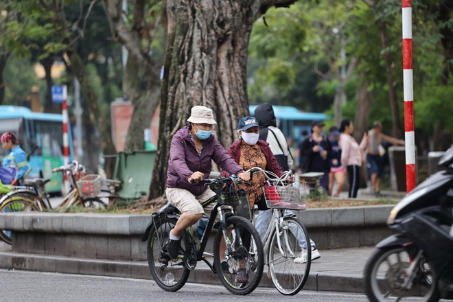 Ch&ugrave;m ảnh: H&agrave; Nội s&aacute;ng b&igrave;nh y&ecirc;n trong cơn gi&oacute; lạnh đầu m&ugrave;a, người d&acirc;n co ro kho&aacute;c th&ecirc;m &aacute;o ấm - Ảnh 6.