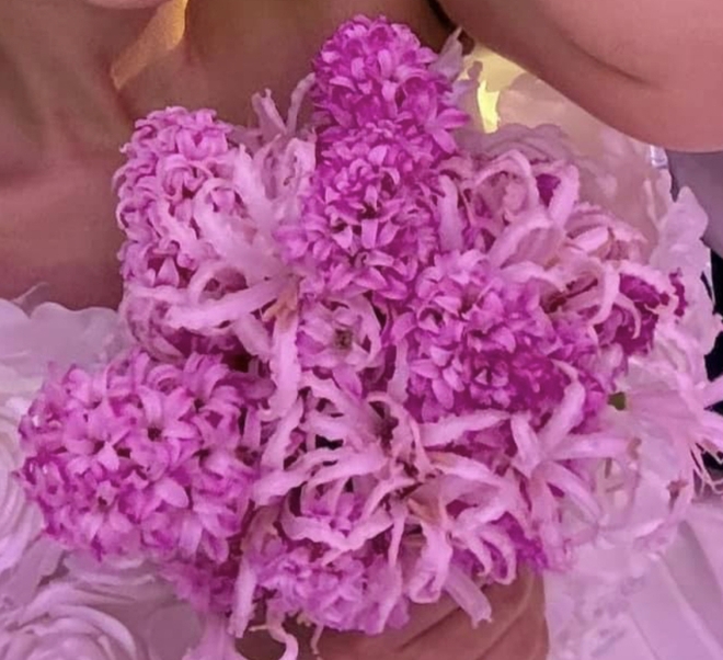 Puka cầm 3 bó hoa cưới mang ý nghĩa đặc biệt trong tiệc ở TP.HCM, vướng tranh cãi vì 1 chi tiết - Ảnh 7.