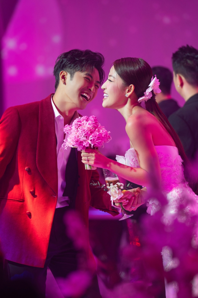 Ảnh full HD đám cưới Puka và Gin Tuấn Kiệt: Cô dâu chú rể quá đẹp đôi, lụi tim trước loạt khoảnh khắc ngọt ngào được công bố - Ảnh 9.