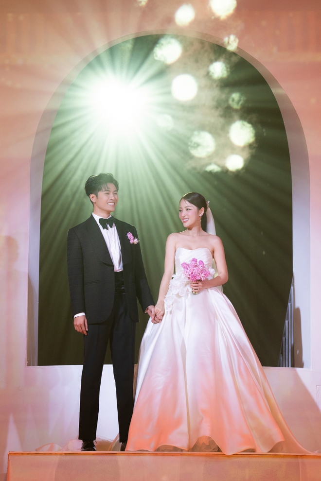 Ảnh full HD đám cưới Puka và Gin Tuấn Kiệt: Cô dâu chú rể quá đẹp đôi, lụi tim trước loạt khoảnh khắc ngọt ngào được công bố - Ảnh 6.