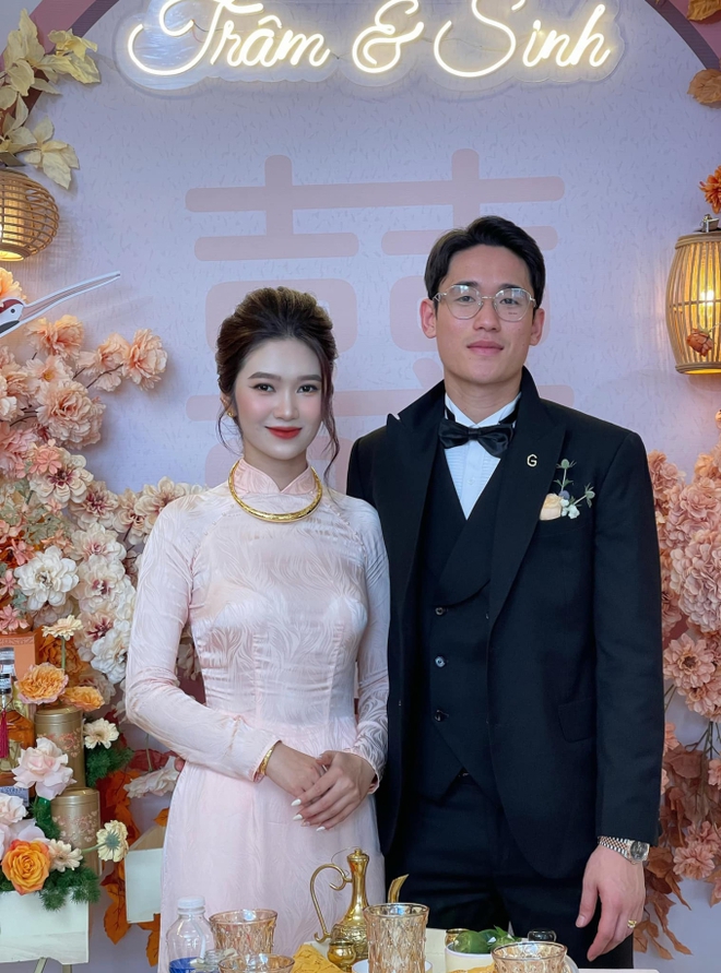 Trung vệ điển trai nhất U23 Việt Nam khoe giấy đăng k&yacute; kết h&ocirc;n với vợ l&agrave;m ng&acirc;n h&agrave;ng - Ảnh 2.
