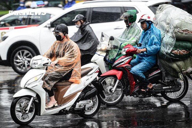Dự b&aacute;o thời tiết ng&agrave;y 8/11: Miền Bắc hửng nắng, miền Trung nhiều nơi mưa to - Ảnh 1.