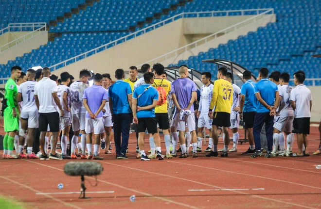 Tiền đạo tuyển Việt Nam lập cú đúp, khoe body 6 múi cuồn cuộn khi ghi bàn vào lưới đội bóng Trung Quốc - Ảnh 12.