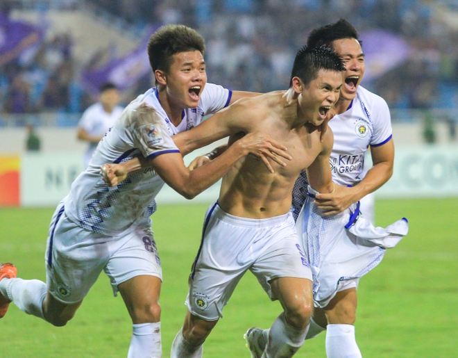 Tiền đạo tuyển Việt Nam lập cú đúp, khoe body 6 múi cuồn cuộn khi ghi bàn vào lưới đội bóng Trung Quốc - Ảnh 2.
