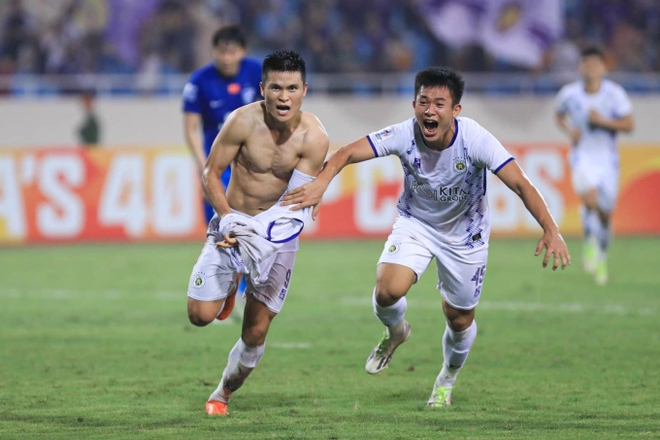 Tiền đạo tuyển Việt Nam lập cú đúp, khoe body 6 múi cuồn cuộn khi ghi bàn vào lưới đội bóng Trung Quốc - Ảnh 1.