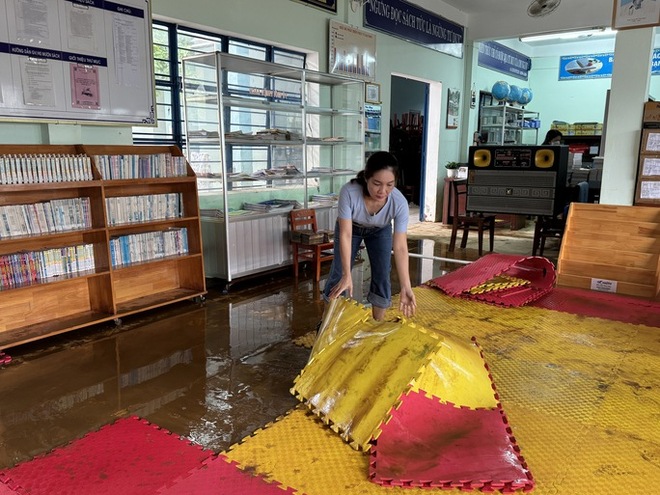 Nửa đêm lũ ập vào trường, gần 1.500 học sinh Đà Nẵng phải nghỉ học - Ảnh 7.