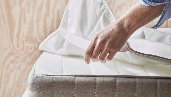 Mua đệm mới về thấy c&oacute; tấm m&agrave;ng nhựa, n&ecirc;n th&aacute;o hay kh&ocirc;ng? Việc đơn giản nhưng vẫn nhiều người kh&ocirc;ng biết - Ảnh 3.