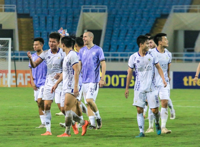 Tiền đạo tuyển Việt Nam lập cú đúp, khoe body 6 múi cuồn cuộn khi ghi bàn vào lưới đội bóng Trung Quốc - Ảnh 11.