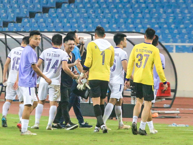 Tiền đạo tuyển Việt Nam lập cú đúp, khoe body 6 múi cuồn cuộn khi ghi bàn vào lưới đội bóng Trung Quốc - Ảnh 10.