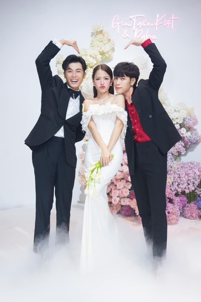 Trấn Th&agrave;nh xả ảnh dự cưới Puka - Gin Tuấn Kiệt: Vui vẻ đối mặt Trường Giang, c&oacute; động th&aacute;i lạ với 2 sao nam nghi cạch mặt? - Ảnh 4.