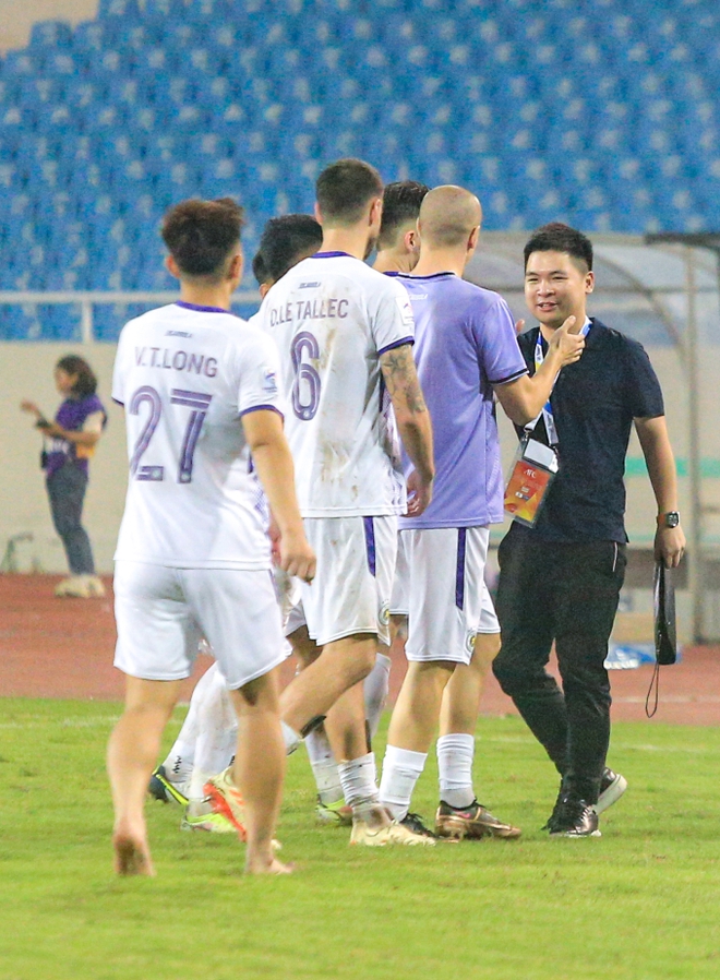 Tiền đạo tuyển Việt Nam lập cú đúp, khoe body 6 múi cuồn cuộn khi ghi bàn vào lưới đội bóng Trung Quốc - Ảnh 9.