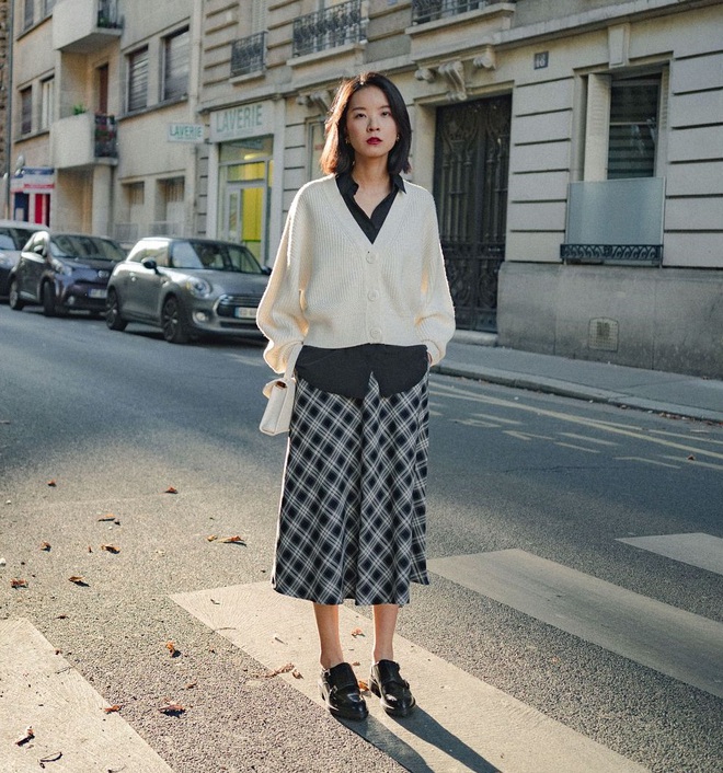 Gợi &yacute; 10 c&aacute;ch diện ch&acirc;n v&aacute;y đẹp v&agrave; sang đi dự đ&aacute;m cưới - Ảnh 6.