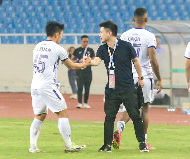 Tiền đạo tuyển Việt Nam lập cú đúp, khoe body 6 múi cuồn cuộn khi ghi bàn vào lưới đội bóng Trung Quốc - Ảnh 8.