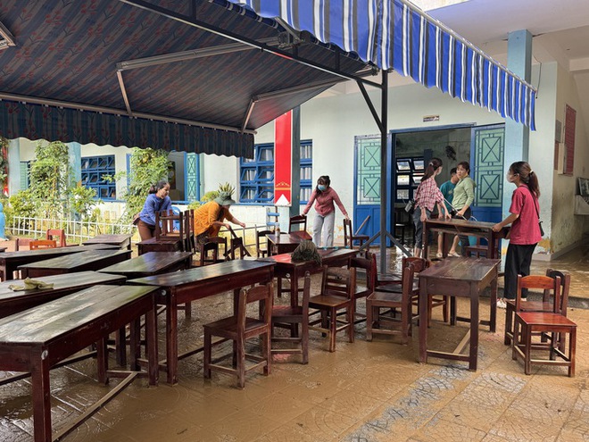 Nửa đêm lũ ập vào trường, gần 1.500 học sinh Đà Nẵng phải nghỉ học - Ảnh 3.