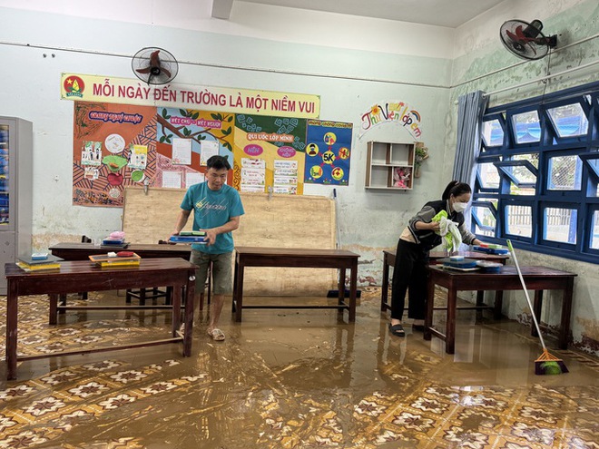Nửa đêm lũ ập vào trường, gần 1.500 học sinh Đà Nẵng phải nghỉ học - Ảnh 1.