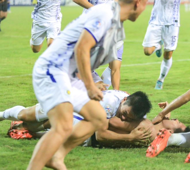 Tiền đạo tuyển Việt Nam lập cú đúp, khoe body 6 múi cuồn cuộn khi ghi bàn vào lưới đội bóng Trung Quốc - Ảnh 4.