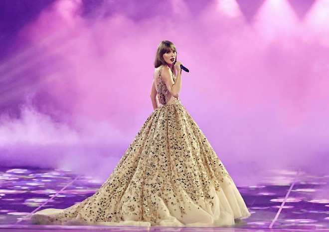 Loạt yêu cầu của Taylor Swift khi đi diễn The Eras Tour: 200 chai rượu, champagne xa xỉ, phòng thay đồ bằng pha lê và hơn thế nữa! - Ảnh 2.
