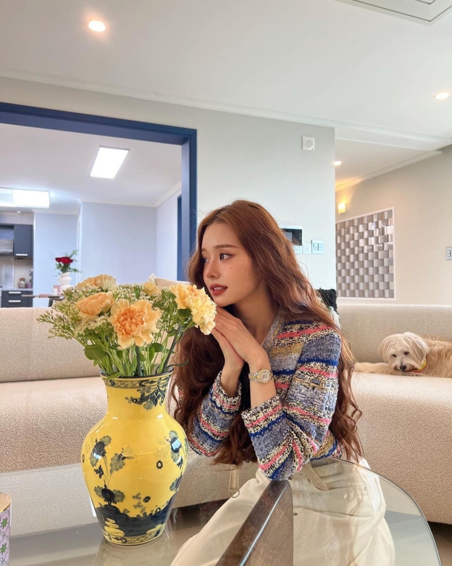 Bên trong căn hộ của phú bà Song Ji A: Bàn trà phòng khách gần 100 triệu, chiếm spotlight là ghế sofa hơn 8300 USD - Ảnh 7.