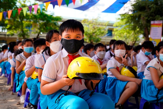 “Bạn đồng hành” kiến tạo đường đến trường an toàn cho 13.000+ học sinh: Để hành trình tiếp thu tri thức không còn rình rập hiểm nguy - Ảnh 4. “Bạn đồng hành” kiến tạo đường đến trường an toàn cho 13.000+ học sinh: Để hành trình tiếp thu tri thức không còn rình rập hiểm nguy - Ảnh 4.