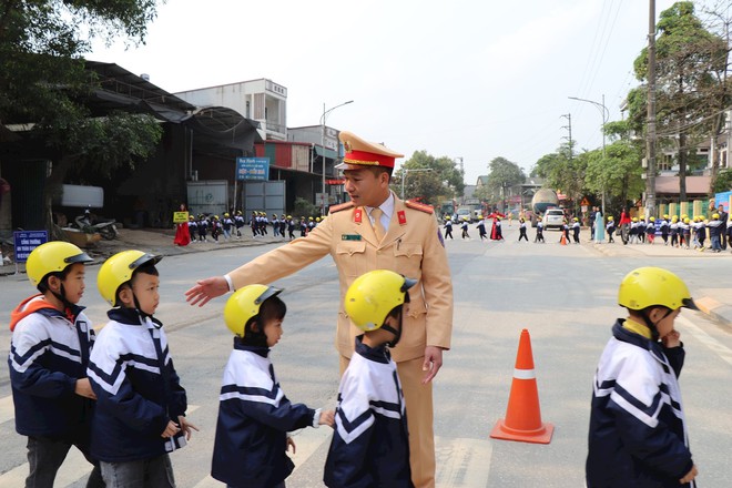 “Bạn đồng hành” kiến tạo đường đến trường an toàn cho 13.000+ học sinh: Để hành trình tiếp thu tri thức không còn rình rập hiểm nguy - Ảnh 2. “Bạn đồng hành” kiến tạo đường đến trường an toàn cho 13.000+ học sinh: Để hành trình tiếp thu tri thức không còn rình rập hiểm nguy - Ảnh 2.