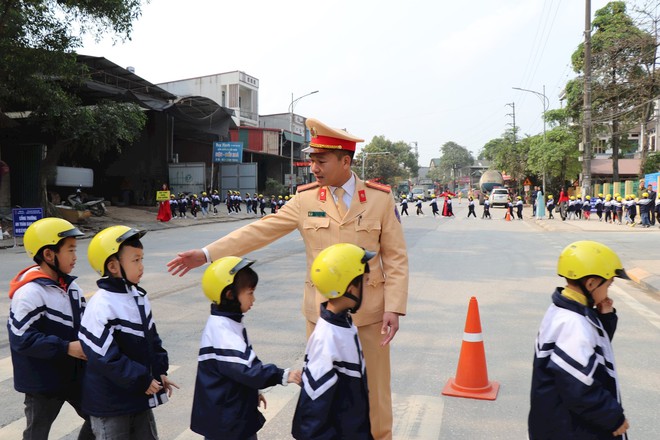 “Bạn đồng hành” kiến tạo đường đến trường an toàn cho 13.000+ học sinh: Để hành trình tiếp thu tri thức không còn rình rập hiểm nguy - Ảnh 2.