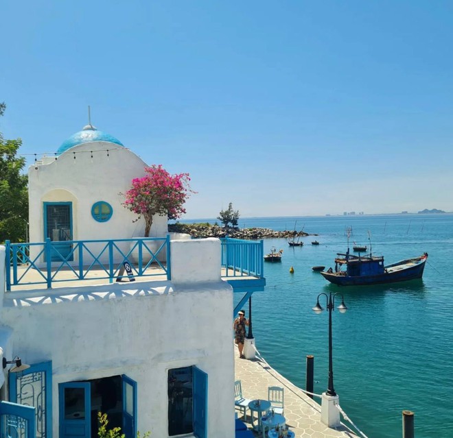 Du khách nước ngoài bất ngờ với điểm check-in không khác gì “Santorini thu nhỏ” của Việt Nam - Ảnh 3.