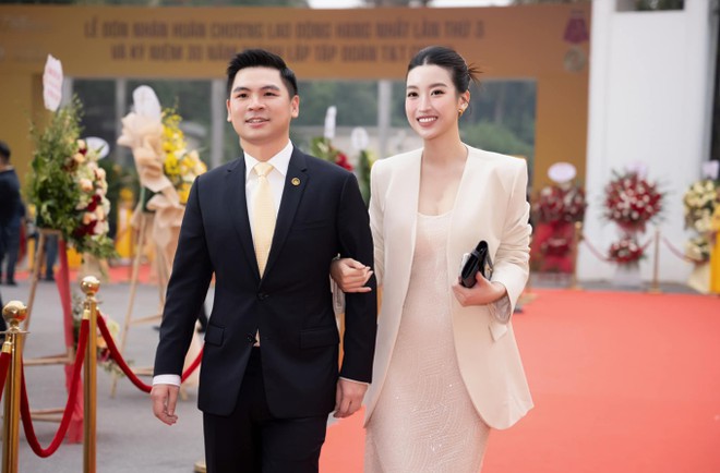 Mẹ bỉm Đỗ Mỹ Linh khoe d&aacute;ng b&ecirc;n cạnh chồng thiếu gia, nh&igrave;n &aacute;nh mắt l&agrave; biết say đắm vợ thế n&agrave;o - Ảnh 3.