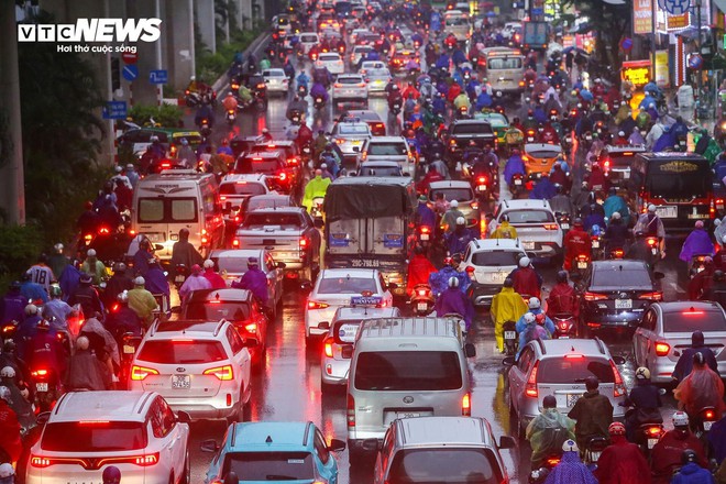 Đường phố Hà Nội hỗn loạn từ sáng đến tối vì mưa, người dân chật vật di chuyển - Ảnh 11.