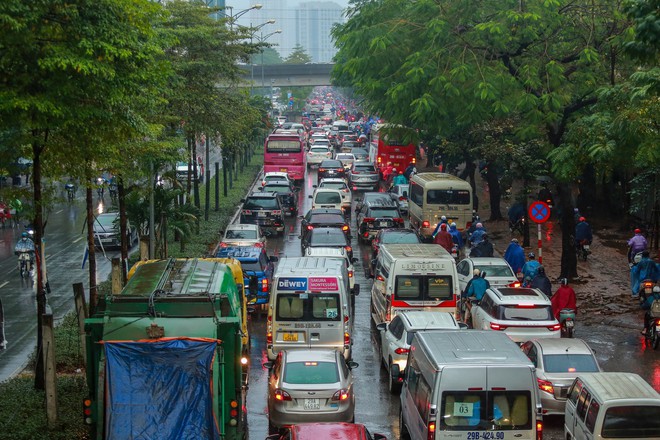 Hà Nội: Người dân vật lộn với tắc đường trong mưa lạnh - Ảnh 5.