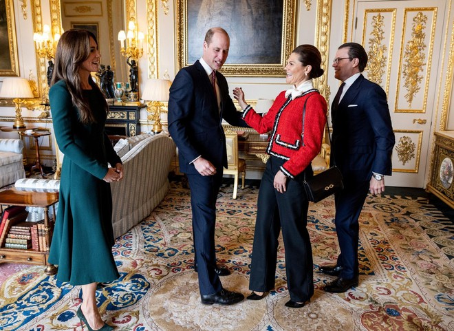 Phản ứng của William và Kate trước khủng hoảng của Hoàng gia Anh