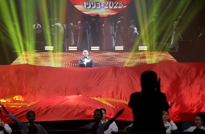 Duy Mạnh tái hiện hình ảnh cắm cờ Tổ quốc tại Thường Châu, Chủ tịch CLB Hà Nội hoá nhạc trưởng trong ngày trọng đại của bầu Hiển - Ảnh 4.