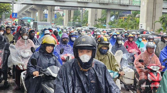 Hà Nội: Người dân vật lộn với tắc đường trong mưa lạnh - Ảnh 12.